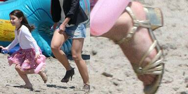 Suri Cruise tobt mit High Heels am Strand