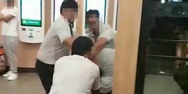 McDonalds Mitarbeiter Kampf Schl&auml;gerei Ausraster London