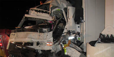 Lkw-Lenker rast in einen Betonsockel - tot