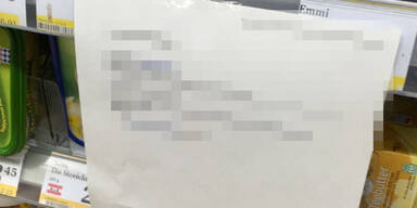 Billa-Angestellter bringt Aushang an &ndash; und wird zum Gesp&ouml;tt im Netz