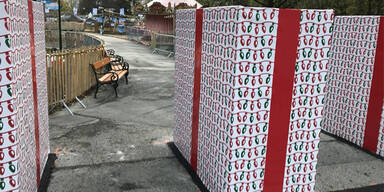 Stadt verpackt Anti-Terror Poller weihnachtlich