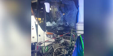 Reisebus knallt in U6-Station in Wien