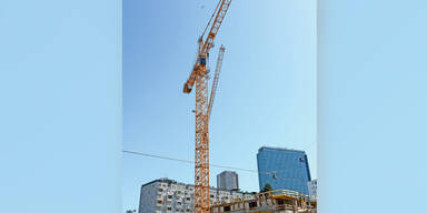 WEGA holt 2 M&auml;nner vom 50 Meter Baukran