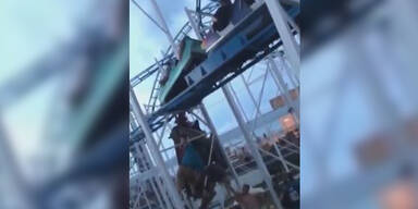 Horror: Achterbahn-Gondel baumelt in Tiefe - Verletzte