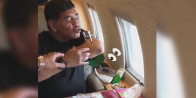 Koks-Eklat? Maradona feiert im Flieger mit verd&auml;chtigem P&auml;ckchen