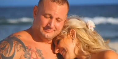 Br&auml;utigam posiert f&uuml;r Fotos und wird zum Helden