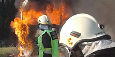 Lkw geht w&auml;hrend der Fahrt in Flammen auf