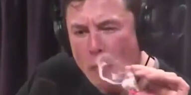 Hier kifft Elon Musk live auf Youtube