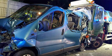 Kleintransporter ger&auml;t zwischen Lkw: Ein Toter