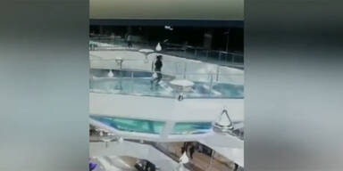 Frau st&uuml;rzt in hai-becken