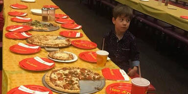 Dieses Geburtstagsfoto r&uuml;hrt das Netz zu Tr&auml;nen