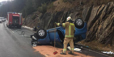 Auto prallt gegen Felsen und &uuml;berschl&auml;gt sich