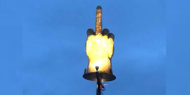 Aus Rache: Wut-B&uuml;rger installiert Mega-Mittelfinger