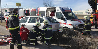 Wiener NEustadt Frau unter Auto eingeklemmt