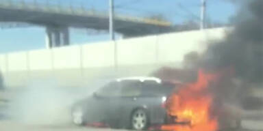 Spektakul&auml;rer Autobrand auf der A1