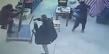 Irre! Gem&uuml;seh&auml;ndler fliegt mit Sonnenschirm davon