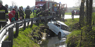 Pkw prallt gegen Baum - Mitfahrer schwer verletzt