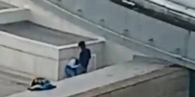 P&auml;rchen hat heimlich Sex am Dach - vergisst dabei aber ein Detail