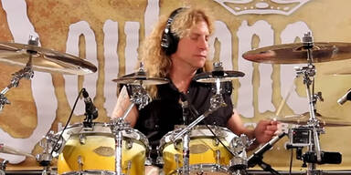 Ex-Guns-N'-Roses-Schlagzeuger rammt sich Messer in den Bauch