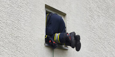 Mann bleibt mit Kopf zwischen Klo und Waschmaschine stecken