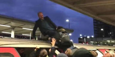 London: Pendler pr&uuml;geln Klima-Rebellen