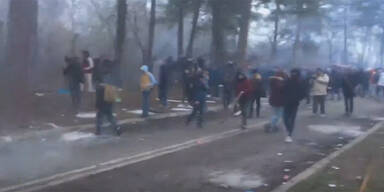 Video zeigt Ansturm auf griechischen Grenzzaun