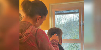 Innenminister l&auml;sst sich von seiner Frau die Haare schneiden