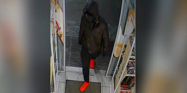 Tankstellen-Raub: Polizei sucht diesen Mann