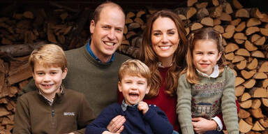 Wiliam, Kate & Co.: Weihnachtsgr&uuml;&szlig;e vom Heuballen | X-Mas-Karte der Royals