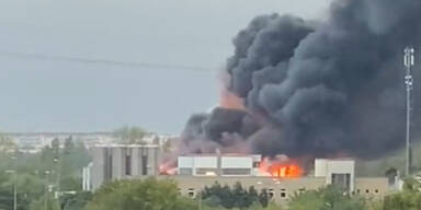 Großbrand in Lagerhalle in Berlin
