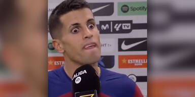 Joao Cancelo (29) rei&szlig;t beim Interview pl&ouml;tzlich die Augen auf