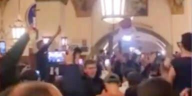 Skandal in M&uuml;nchen: Nazi-Parolen und Hitlergru&szlig;!