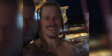 Feller feiert irre Nackt-Party