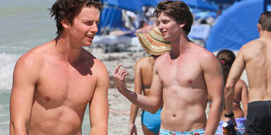 Patrick Schwarzenegger am Strand