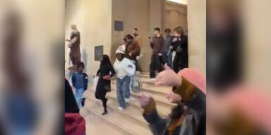 "Raus, raus!" – Panik im Louvre, als Räuber zuschlagen