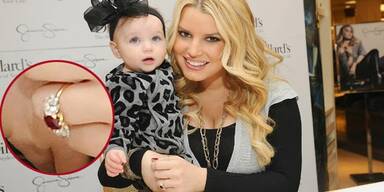 Jessica Simpson zeigt ihren Verlobungsring