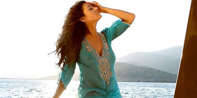 Elizabeth Hurley zeigt sich freiz&uuml;gig