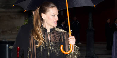 Hilary Swank in Paris überfallen