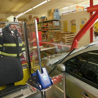 Auto kracht in Supermarkt