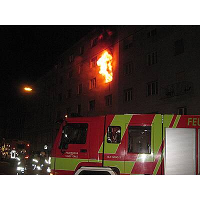 Wohnhausbrand in Plüddemanngasse