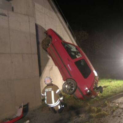 Stehendes Unfallauto