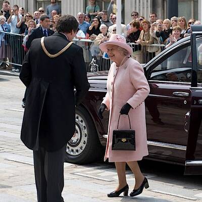 Queen Elisabeth mit ihrem Wegbegleiter: Der Launer-Handtasche