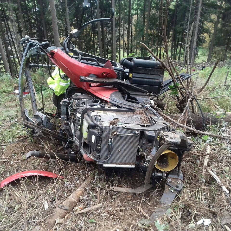 Bub (8) rettet sich knapp vom abstürzenden Traktor