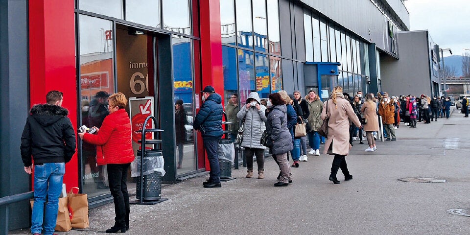Shopping City Süd. Corona-Maßnahme: Wartezeiten wegen 20-Quadratmeter-Regel.