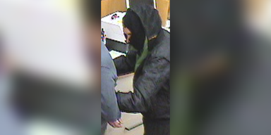 Bank-&Uuml;berfall: Polizei sucht diesen Mann