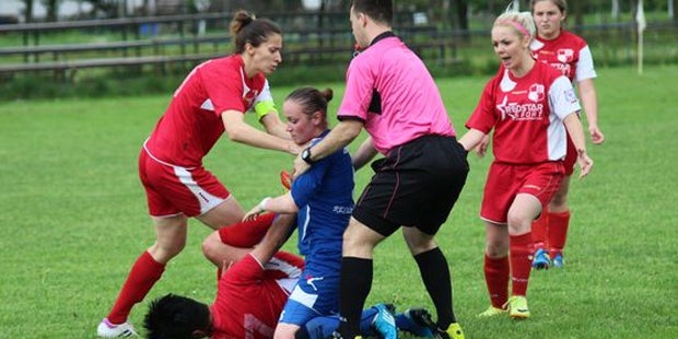 Fußballerin prügelt auf Gegnerin ein