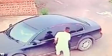 Gauner wollte Auto klauen und überrascht Pärchen beim Sex
