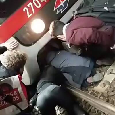 Schlägerei in U6: Männer stürzen vor U-Bahn