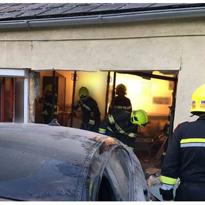 Von Badner Bahn erfasster Pkw brachte Hausmauer zum Einsturz