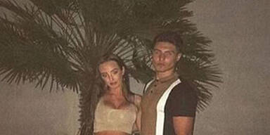 P&auml;rchen l&auml;chelt in die Kamera &ndash; aber etwas stimmt hier nicht